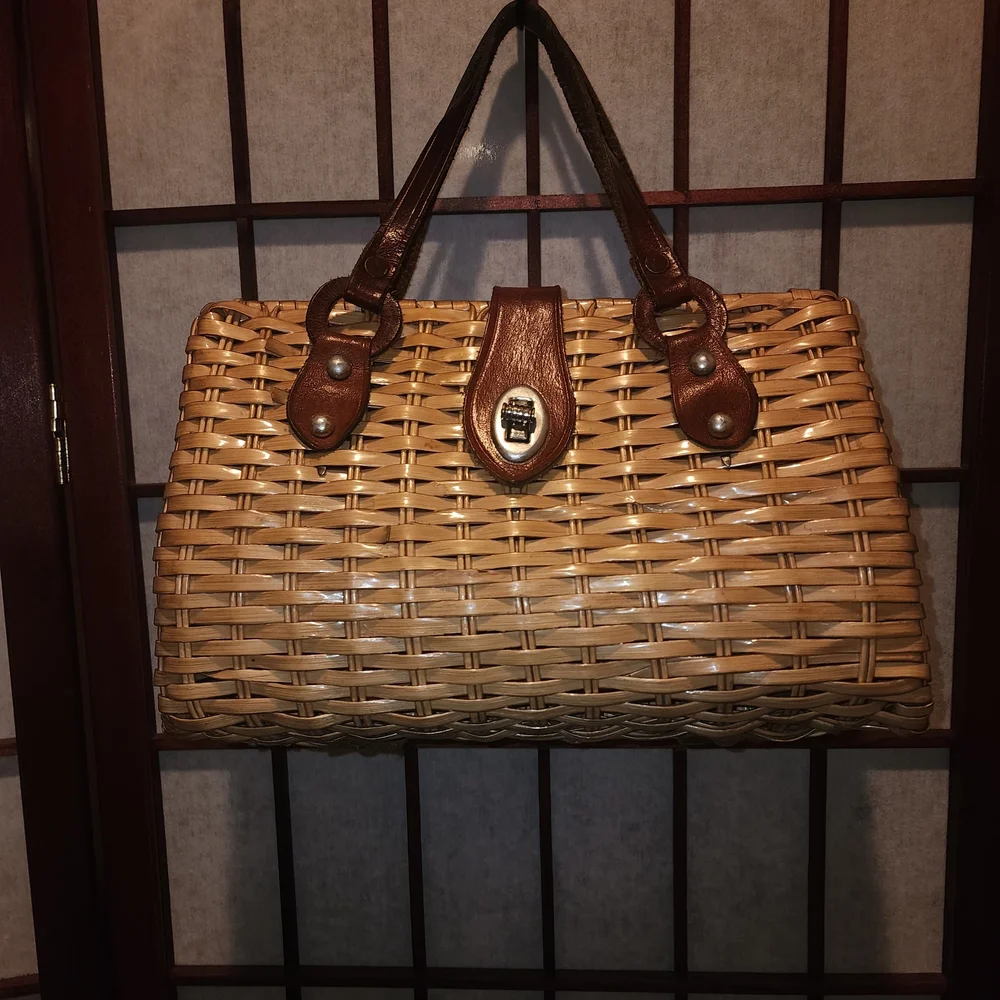 Vintage Elegant Tan Woven Handbag with Brown Accents - Picture 1 of 6
